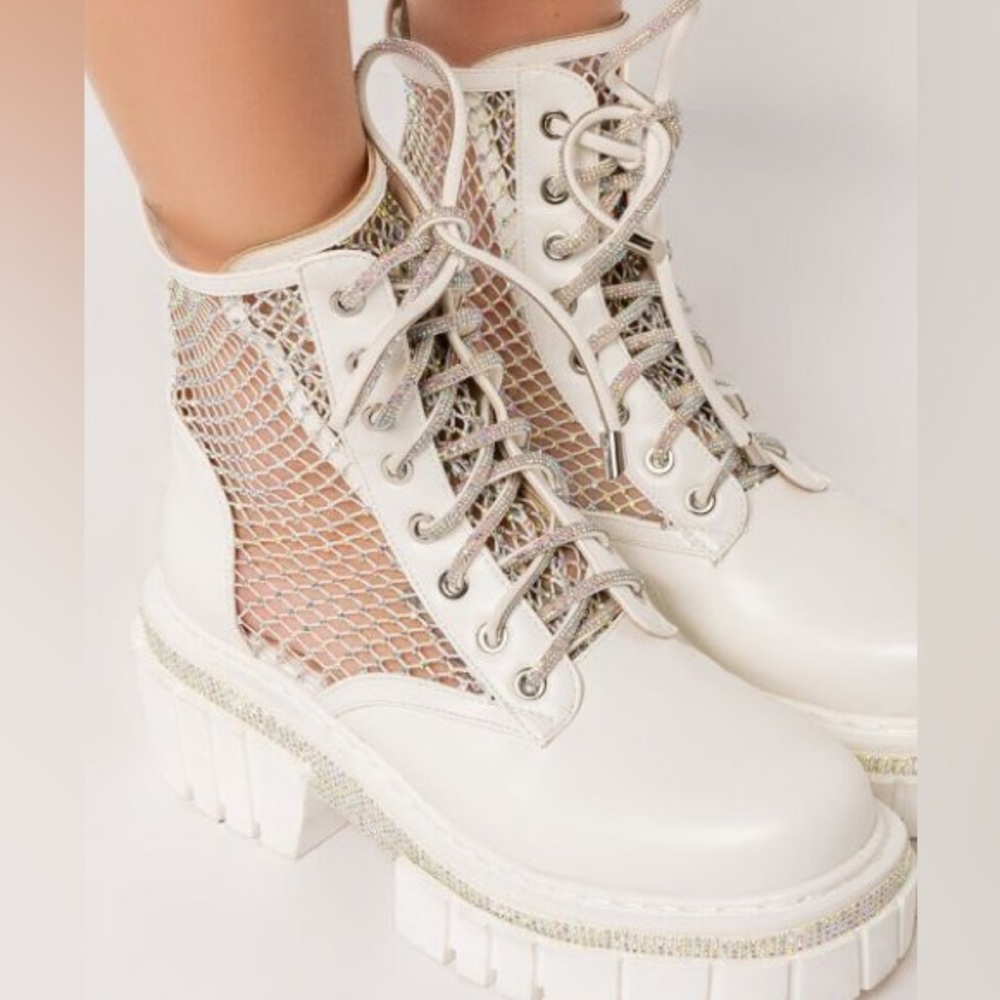 Akira Azela Wang Diamond Drip Platform Bottie in white. Size 7.5 🪩